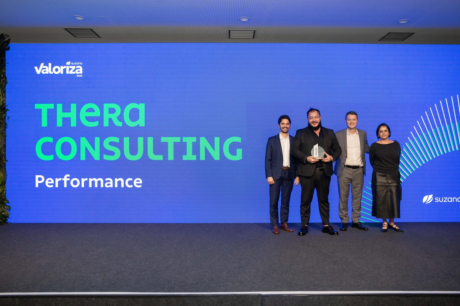 Equipe da Thera Consulting recebendo o prêmio Suzano Valoriza 2026 no palco